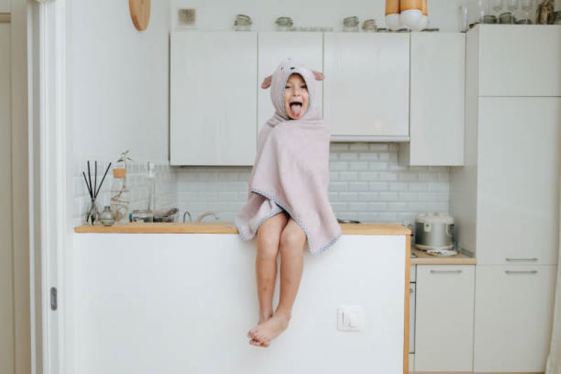 Otroški pončo – udobna, mehka in praktična izbira za vsakega otroka