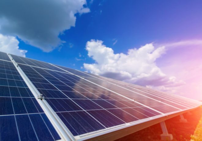 Kaj storiti, ko ustvari sončna elektrarna višek elektrike?