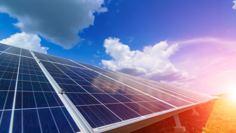 Kaj storiti, ko ustvari sončna elektrarna višek elektrike?